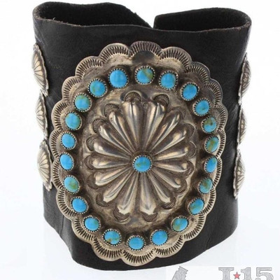 725: 	
Old Pawn Turquoise Sterling Arm Guard, 70.2g
Weighs approx 70.2g, measures approx 8