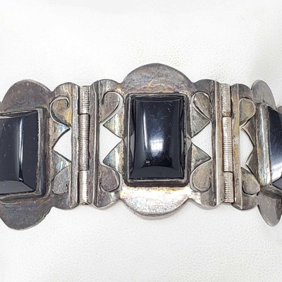 626: 
Sterling Silver Bracelet, 51.2g
Measures approx 7.25