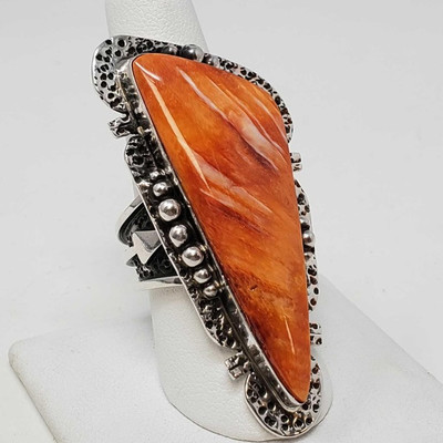 604: Russel Sam Navajo Long Sterling Spiny Oyster Ring, 24.9g
Weighs approx 24.9g, size 9