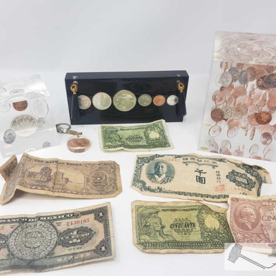 815: Canadian Coins Set in Acrylic and Foreign Paper Money
Acrylic cubes measure approx 5