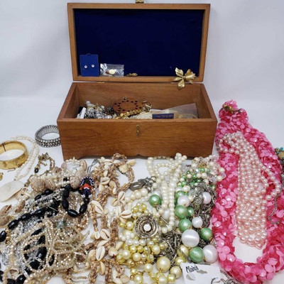
797: Assorted Costume Jewelry in Jewelry Box
Jewelry box measures approx 11