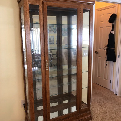 Beautiful curio cabinet w/glass shelves