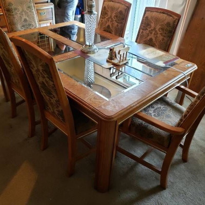 Oak dining table with 6 upholstered chairs..