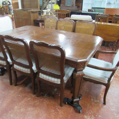 Wiilliamsburg Galleries Table & 8 chairs