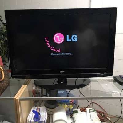 LG 37 HDTV with HD-PPV Capability with Remote