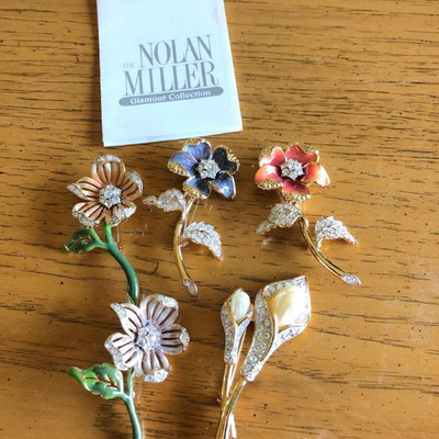 A bouquet of Nolan Miller Glamour Pins
