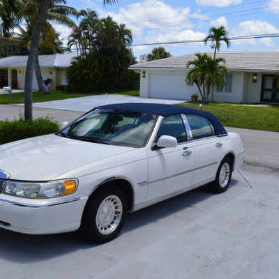 2000 Lincoln Town Car with only 87,000 Miles $4000