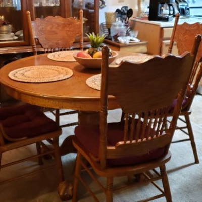 Pre-sale @ $580
Oak Round Table & 6 Chairs w/ leaf
Approx... 48inch Round   