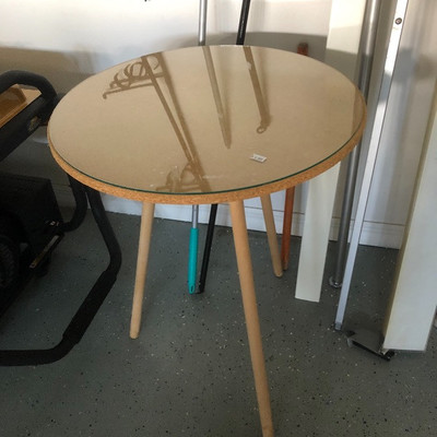 Tri-leg decorator table w/glass top
