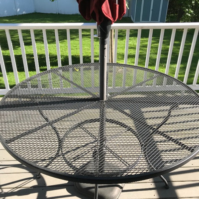 Wire mesh patio table 