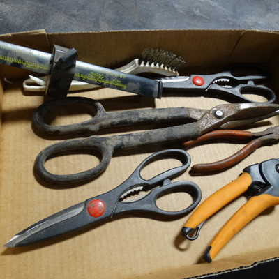Lot with sheet metal sheers, wire cutters and prun ...