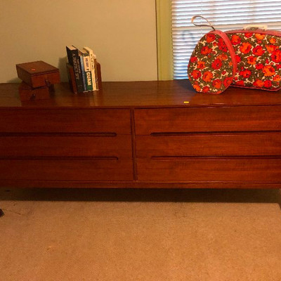 super cool MCM dresser you are lucky I bought my own recently because otherwise you'd have to FIGHT ME for this  