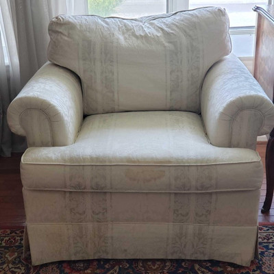 201: 2 Arm Chairs
This pair of big, comfortable easy chairs have lovely white with lattice designs.
This pair of big, comfortable easy...