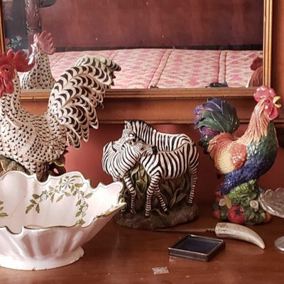 707: 	
Ceramic Rooster's, Giraffe Bowl, Tissue Box Cover & More
Ceramic Rooster's, Giraffe Bowl, Tissue Box Cover & More, approximately 8...