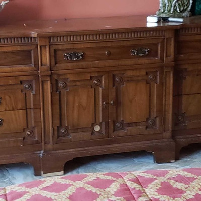 701: 	
9 Drawer Dresser with Matching Night Stand
9 Drawer Dresser with Matching Night Stand Measurements of dresser are approx...
