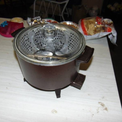 Presto Deep Fat fryer with cord and lid like new