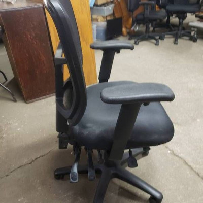 Nice Black Swivel Office Chair.