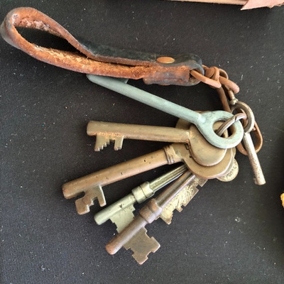 Vintage (jailhouse?) keys