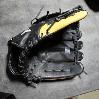 Easton 12.5' baseball glove.