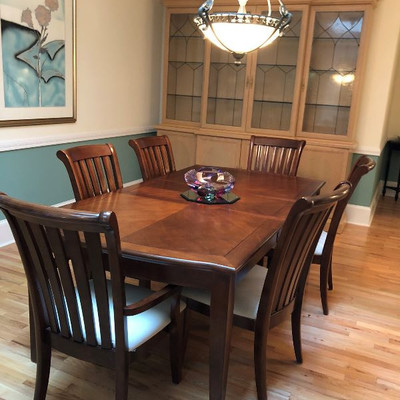 Rooms to Go dining room set with 6 chairs - 2 are arm chairs