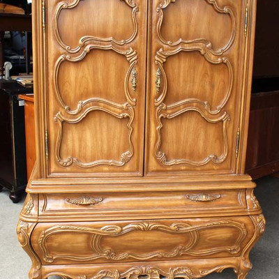  3 Piece Mahogany Highly Carved and Ornate Italian Bedroom Set with Fitted Interior High Chest and King Size Headboard

Auction Estimate...