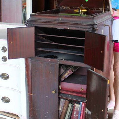  ANTIQUE Mahogany â€œVictorâ€ Victrola with Records

Auction Estimate $100-$300 â€“ Located Dock 