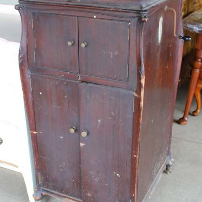  ANTIQUE Mahogany “Victor” Victrola with Records

Auction Estimate $100-$300 – Located Dock 