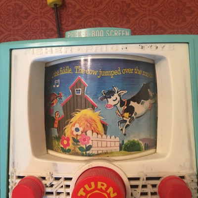 1964 Vintage Fisher Price â€œHey Diddle Diddleâ€ peek a boo screen TV music box 