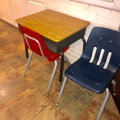 Desk/Chairs 