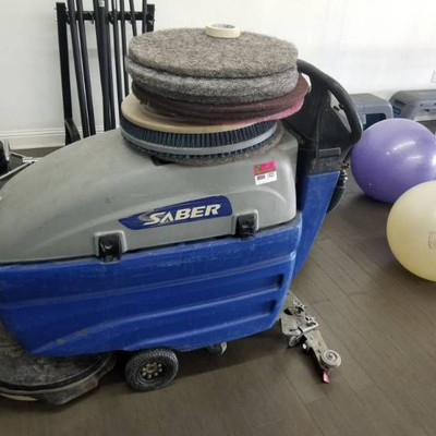 Saber Floor Cleaning Machine With Extra Pads