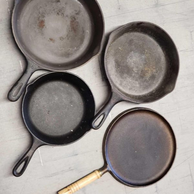 2014;	
4 Cast Iron Pans
Sizes range from 5 through 8