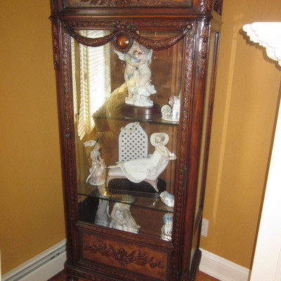 Ornate Carved Lighted Curio Cabinets & Large Lladro Collection With Boxes 