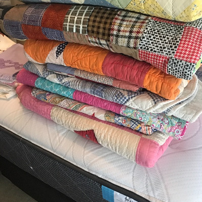 a lot o fBeautiful handmade quilts