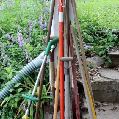 Large Garden Tool Lot - Very nice lot; some are vi ...