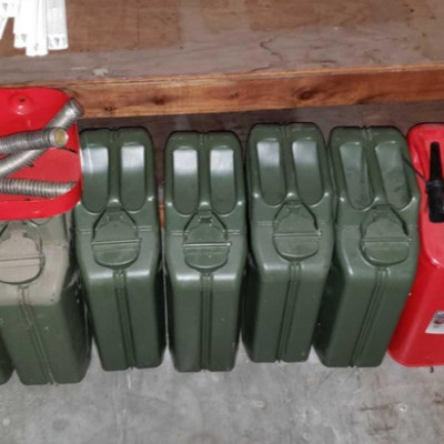 835 - 10 assorted jerry cans and more
10 assorted jerry cans and more