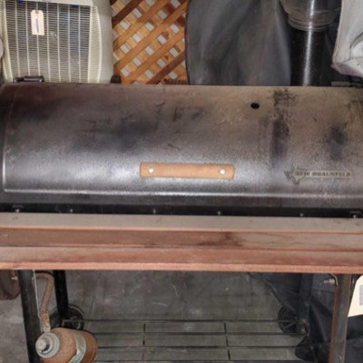 1004: 	
New Braunfels Smoker
Measures Approximately 25