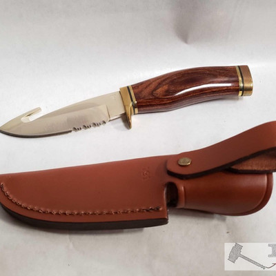 854: Buck Knife with Leather Holster
New with holser! Buck 278 Alpha Hunter folding hunting knife with stainless steel drop point gut...