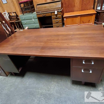 3480: 	
Wooden Desk
Measures approx 36