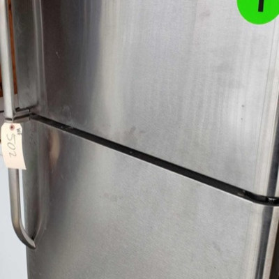502: 	
Frigidaire Refrigerator
Measures approx 32×30