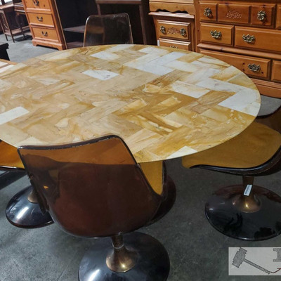 3475: 	
Vintage Dining Room Table with 4 Chairs
Table measures approx 60