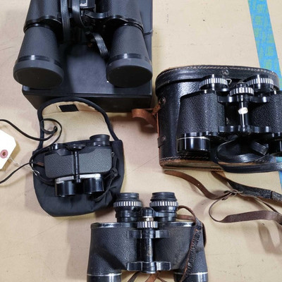 2152: 	
Binoculars
Binoculars with 3 cases included measuring approximately from 4