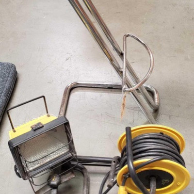 5009: 	
Work light and powercord combo and a stool
Work light and powercord combo and a stool