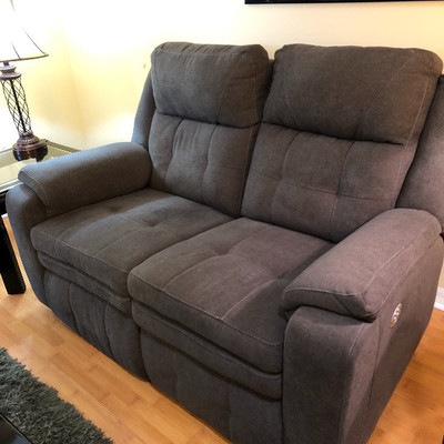 Southern Motion, Inc. Gray w/topstitch Double Electric 4-way Reclining Loveseat w/USB Port - $525
	(60W 35D)
