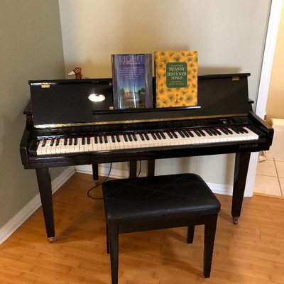 4.6' Samick High Gloss Ebony Baby Grand Piano SGP 151P - PLUS a selection of sheet music and music books.