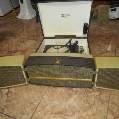 Portable Zenith Record Player with Removeable Spea .....