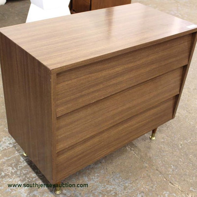 Mid Century Modern 3 Drawer Bachelor Chest
Auction Estimate $100-$300 – Located Inside
