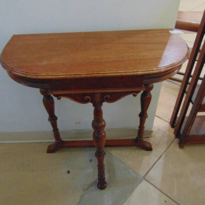 Round Parlor Table