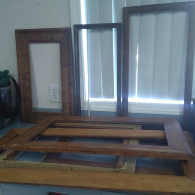 Various Sizes and Styles of Vintage Picture Frames ...