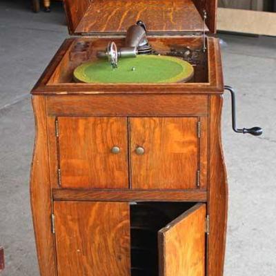  ANTIQUE â€œVictor Talking Machine Co.â€ Quartersawn Oak Victrola with Head and Crank

Auction Estimate $100-$300 â€“ Located Dock

  