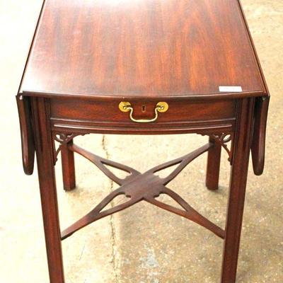  SOLID Mahogany â€œHenkel Harris Furniture â€“ SPNEAâ€ Stretcher Base One Drawer Drop Side Lamp Table

Auction Estimate $300-$600 â€“...